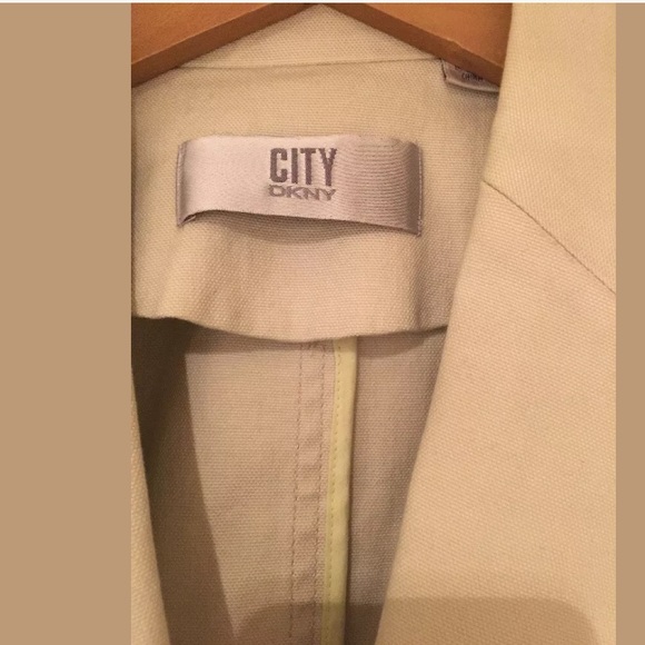 DKNY cream blazer. Size 6 - Picture 2 of 7